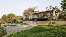 融入了自然景观的孟买河岸住宅