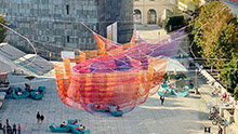 《地球时间》装置中的空中网雕塑在公共广场上若隐若现